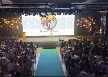 Estudantes da rede estadual lançam livro na tarde de autógrafos no Rio