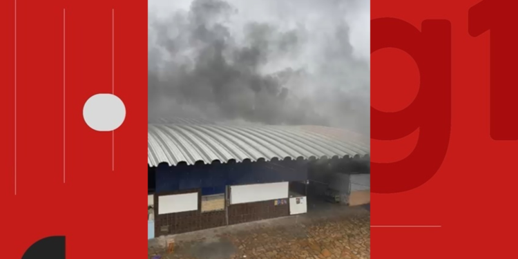 Três pessoas são atendidas pelo Samu após incêndio em feira na Bahia Três pessoas são atendidas pelo Samu após incêndio em feira na Bahia