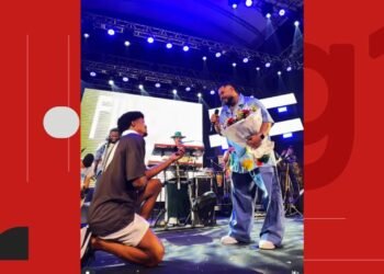 Vocalista da banda Filhos de Jorge é pedido de casamento durante show em Salvador: ‘Quero envelhecer com você’