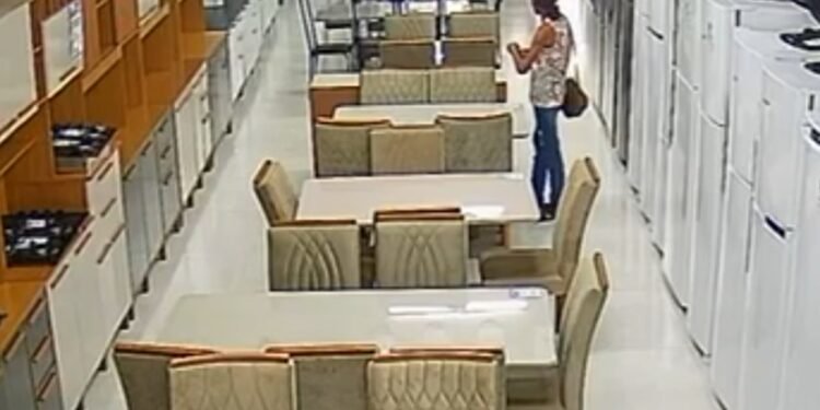 Mulher é detida suspeita de furtar R$ 2 mil de cliente dentro de loja em Itaperuna