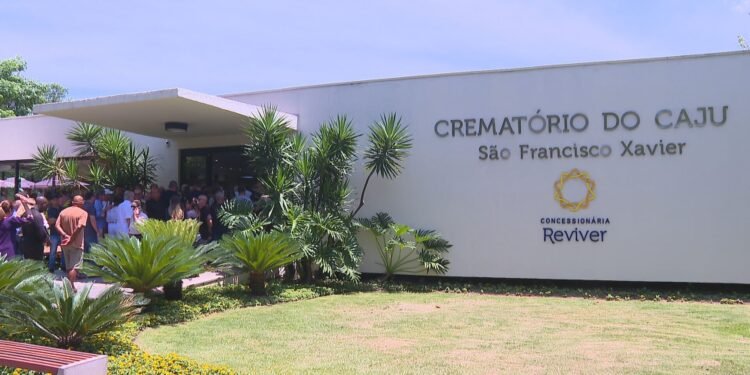 Corpo de bicampeão de asa-delta que morreu em acidente é cremado