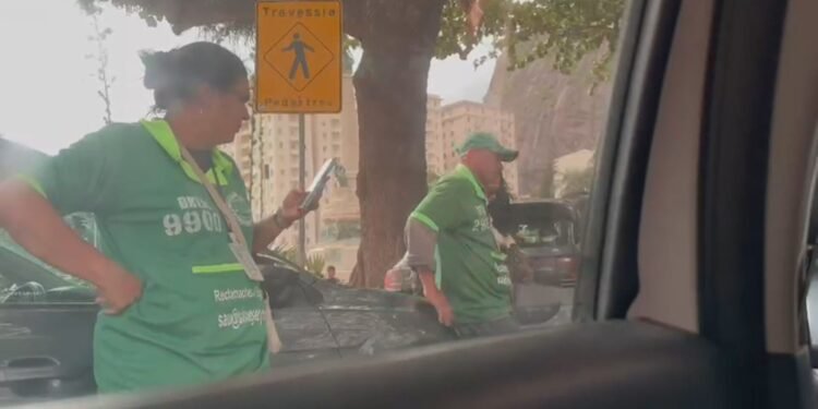 Paes sanciona lei que prevê estacionamento rotativo digital para combater flanelinhas ilegais