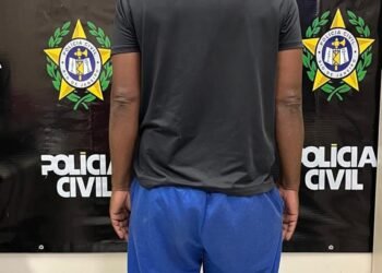 Homem suspeito de homicídio é preso após agressão perto da delegacia de Cabo Frio