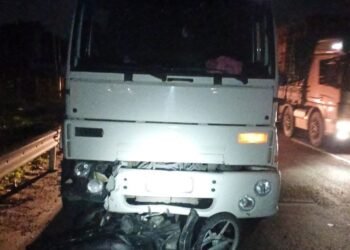 Acidente entre ciclomotor e carreta deixa homem ferido na Via Dutra, em Itatiaia