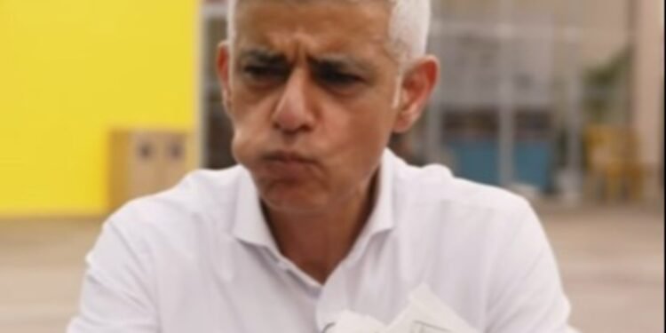 Em vídeo no Rio, prefeito de Londres prova petiscos brasileiros, aprova pão de queijo e brigadeiro, mas crítico refrigerante de guaraná Em vídeo no Rio, prefeito de Londres prova petiscos brasileiros, aprova pão de queijo e brigadeiro, mas crítico refrigerante de guaraná