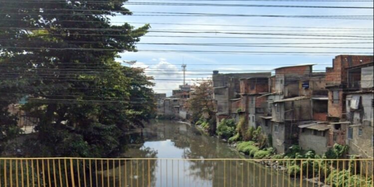 Estudo revela que 91% dos moradores de Acari, no Rio, vivem em ruas que alagam; 47% elevaram as casas contra enchentes