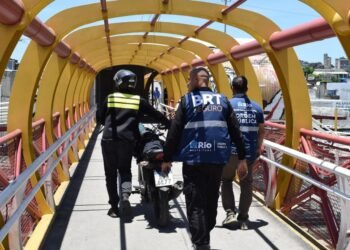 Operação apreende motos e multa por travessia irregular