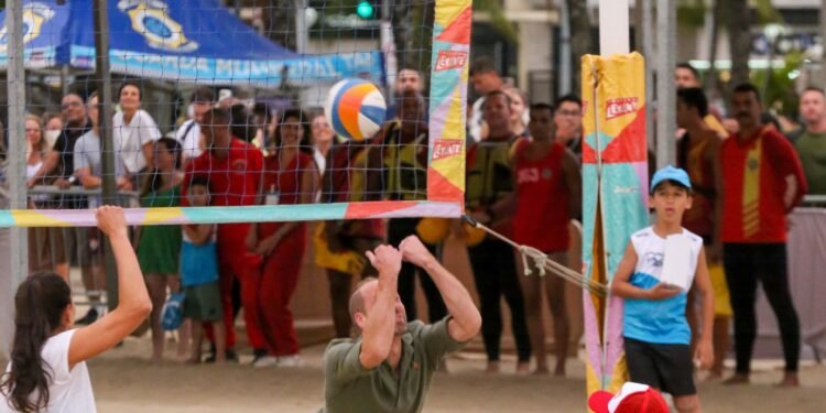 Príncipe William no Rio: 1º dia tem pênalti no Maracanã, vôlei de traje social com ‘mergulho’ na areia em Copacabana e fotos com fãs