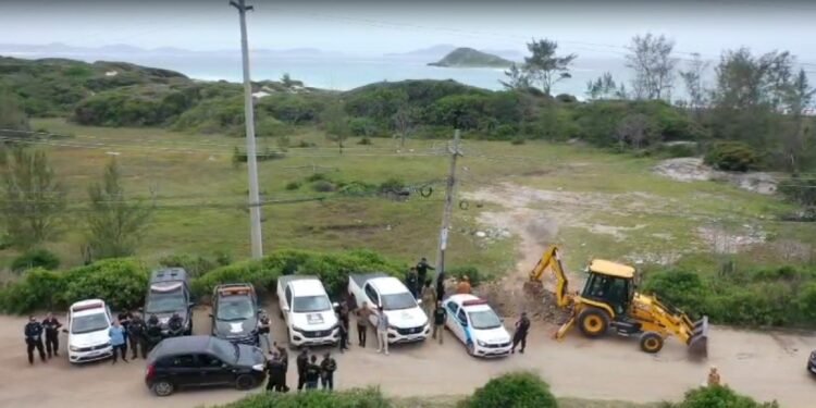 Arraial do Cabo interdita estacionamento clandestino no Pontal