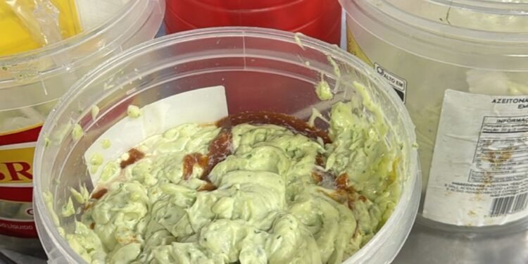 Restaurante em Cabo Frio é autuado após descarte de maionese imprópria Restaurante em Cabo Frio é autuado após descarte de maionese imprópria