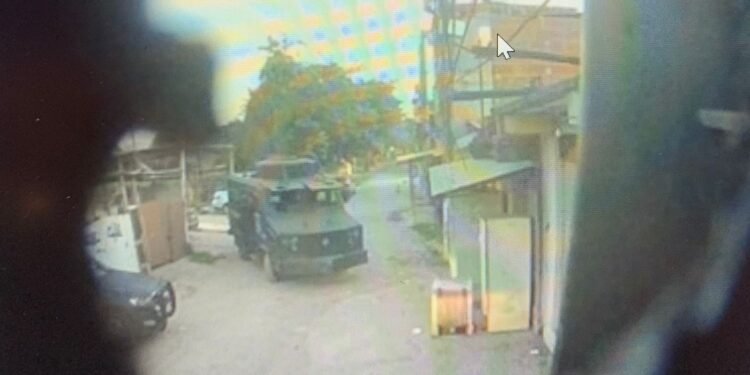 Facção envolveu câmeras pela favela para monitorar a polícia Facção envolveu câmeras pela favela para monitorar a polícia
