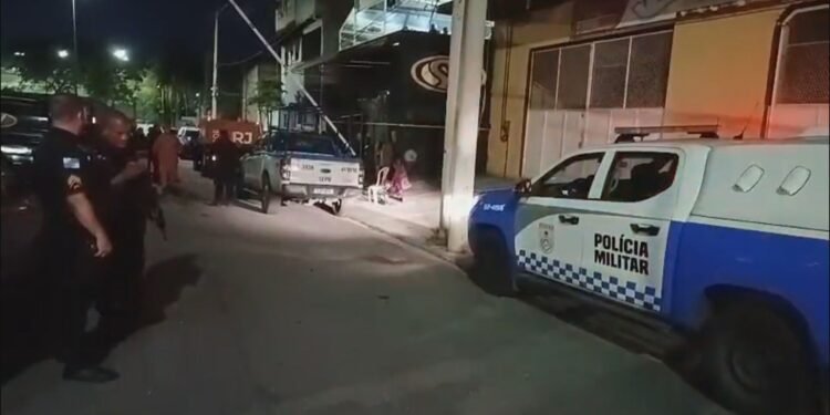 Seis homens são mortos em tiroteio entre facções rivais Seis homens são mortos em tiroteio entre facções rivais