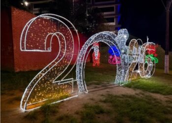 Centro de Teresópolis ganha primeiras luzes de Natal em fase de testes