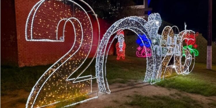 Centro de Teresópolis ganha primeiras luzes de Natal em fase de testes