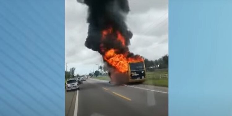 Ônibus pega fogo na BR-356, em São João da Barra