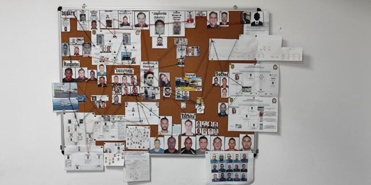 Um ano após a execução do delator do PCC, os mandantes foram protegidos pelo Comando Vermelho; drone flagrou ‘olheiro’ na comunidade do Rio Um ano após a execução do delator do PCC, os mandantes foram protegidos pelo Comando Vermelho; drone flagrou ‘olheiro’ na comunidade do Rio