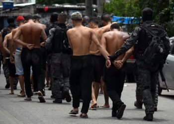 É #FAKE que vídeo mostre homem sendo executado durante megaoperação no Rio; trata-se de gravação de projeto do Globoplay