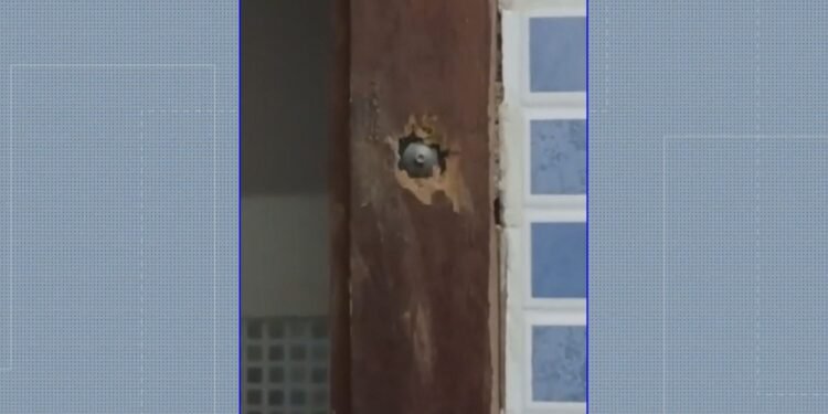 Câmera de investigação da polícia instalada no banheiro da escola em Bangu Câmera de investigação da polícia instalada no banheiro da escola em Bangu