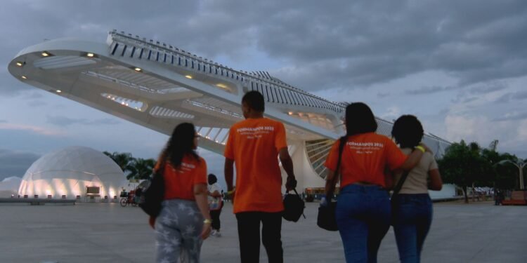 Alunos da Escola Fundação Roberto Marinho celebram as próprias histórias em formação no Museu do Amanhã