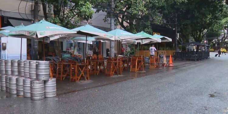 Bares ocupados são calçadas na Zona Sul e moradores reclamam