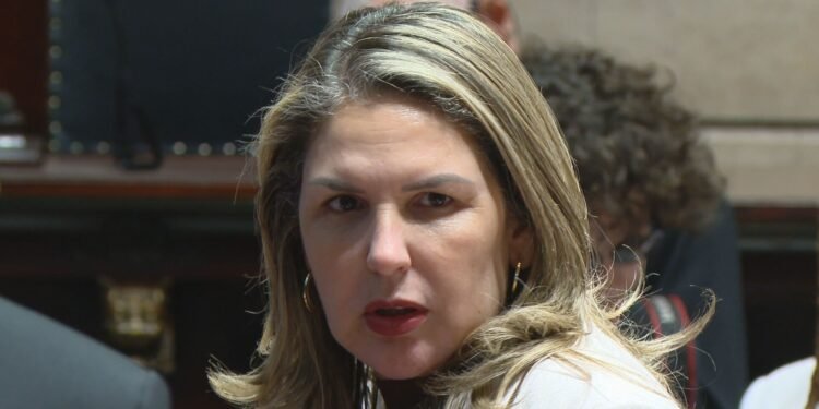 Ex-funcionários de creches ligados a Gigi Castilho dizem que o marido da vereadora já deixou cair sacola com dinheiro ao fugir de visita da polícia Ex-funcionários de creches ligados a Gigi Castilho dizem que o marido da vereadora já deixou cair sacola com dinheiro ao fugir de visita da polícia