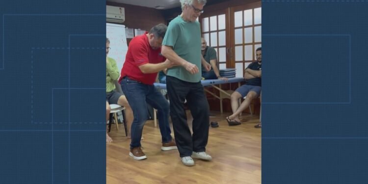 Vídeo mostra Carlinhos de Jesus dando os primeiros passos na dança em tratamento de doença autoimune