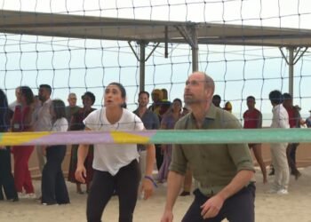 Príncipe William visita a Praia de Copacabana, acompanha simulação de resgate no mar e joga vôlei com jovens Príncipe William visita a Praia de Copacabana, acompanha simulação de resgate no mar e joga vôlei com jovens