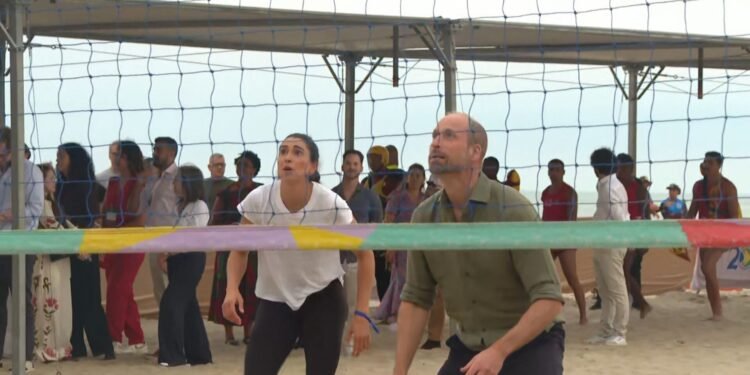 Príncipe William visita a Praia de Copacabana, acompanha simulação de resgate no mar e joga vôlei com jovens Príncipe William visita a Praia de Copacabana, acompanha simulação de resgate no mar e joga vôlei com jovens