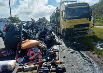 homem morre após caminhão bater de frente com caminhonete na BA