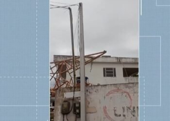 Torre de transmissão cai após ventania e atinge casas em São Francisco de Itabapoana