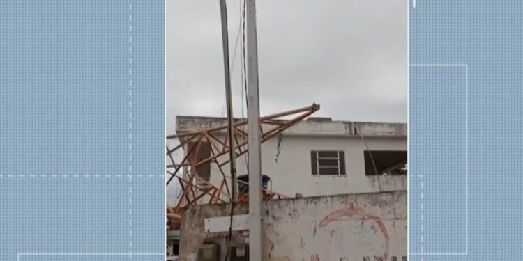 Torre de transmissão cai após ventania e atinge casas em São Francisco de Itabapoana