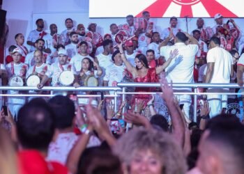 Rainha Viviane Araújo e seleção de músicas comparecem ao ensaio do Salgueiro; FOTOS