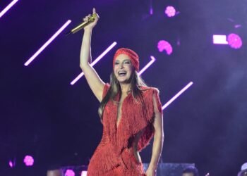 Claudia Leitte é descontraída com broncopneumonia e precisa adiar shows