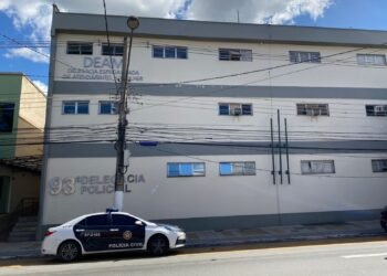 Homem invade empresa com carro e é preso por embriaguez ao volante em Volta Redonda