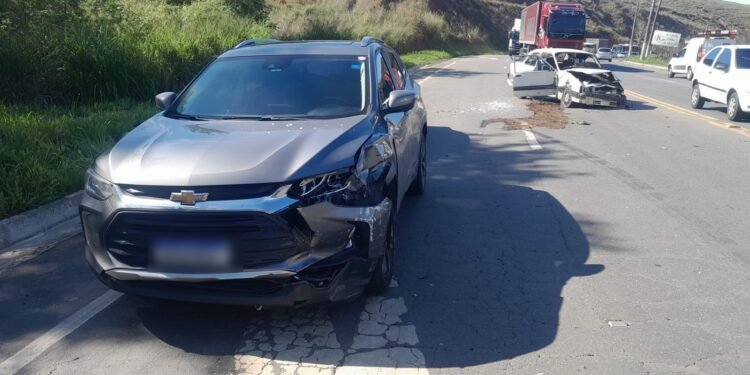 Acidente envolvendo quatro carros deixa pelo menos seis feridos na Rodovia dos Metalúrgicos, em Volta Redonda