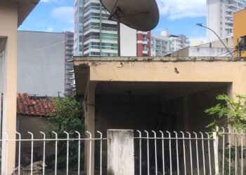 Incêndio casa atinge desocupada na Rua Alvarenga Pinto, no Centro de Campos; ninguém ficou ferido