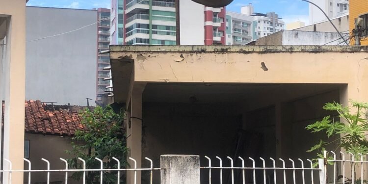 Incêndio casa atinge desocupada na Rua Alvarenga Pinto, no Centro de Campos; ninguém ficou ferido