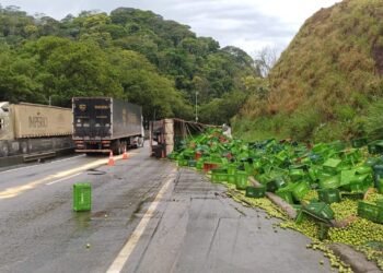 Carreta tomba e deixa duas pessoas gravemente feridas na Via Dutra, em Piraí