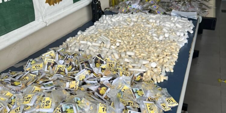 Três jovens são presos e ‘boca de fumo’ é fechada durante operação em Angra dos Reis