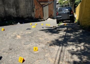 Carro da Polícia Civil é recebido a tiros durante buscas por homem desaparecido em Volta Redonda