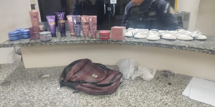 Mulheres são presas em flagrante com quase R$ 1 mil em mercadorias furtadas em Cabo Frio
