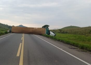 Trânsito na BR-393 está totalmente interditado após acidente entre duas carretas em Vassouras