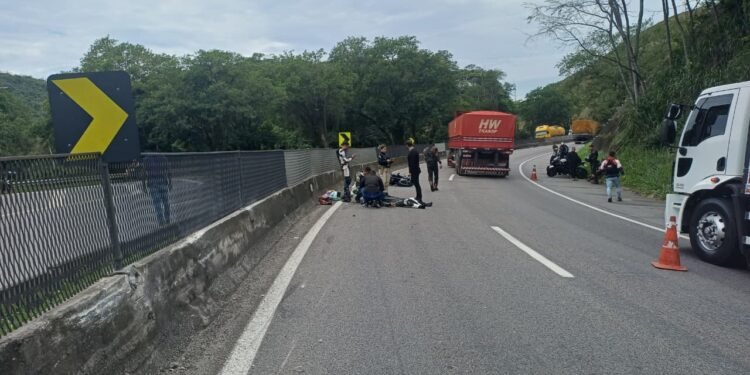 Jovem fica ferido após perder controle de moto e bater na divisão da pista na Via Dutra, em Piraí Jovem fica ferido após perder controle de moto e bater na divisão da pista na Via Dutra, em Piraí