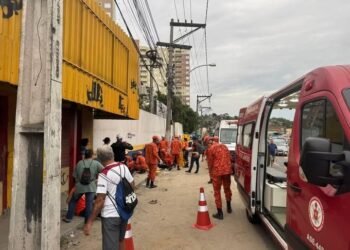 Carro invade calçada, atinge poste e deixa feridos em São Gonçalo, RJ
