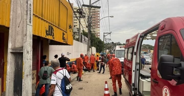 Carro invade calçada, atinge poste e deixa feridos em São Gonçalo, RJ Carro invade calçada, atinge poste e deixa feridos em São Gonçalo, RJ