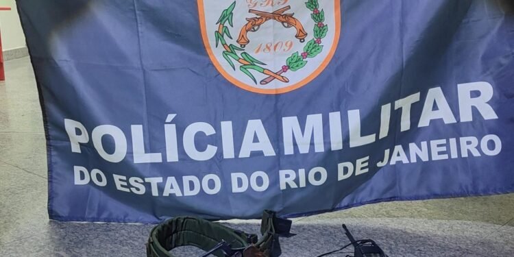 Polícia Militar apreende carro e arma após troca de tiros com suspeitos em Itatiaia Polícia Militar apreende carro e arma após troca de tiros com suspeitos em Itatiaia