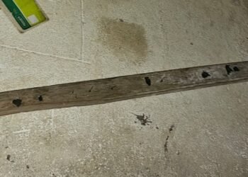 Mulher é resgatada de cárcere privado após ser agredida brutalmente pelo companheiro no RJ; suspeito suspeito