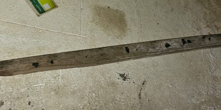 Mulher é resgatada de cárcere privado após ser agredida brutalmente pelo companheiro no RJ; suspeito suspeito