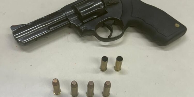 Confronto termina com suspeito baleado e adolescente apreendido Confronto termina com suspeito baleado e adolescente apreendido