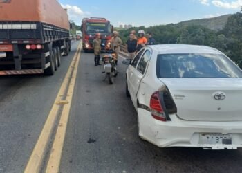 Acidente entre carro e moto deixa um ferido na BR-393, em Volta Redonda